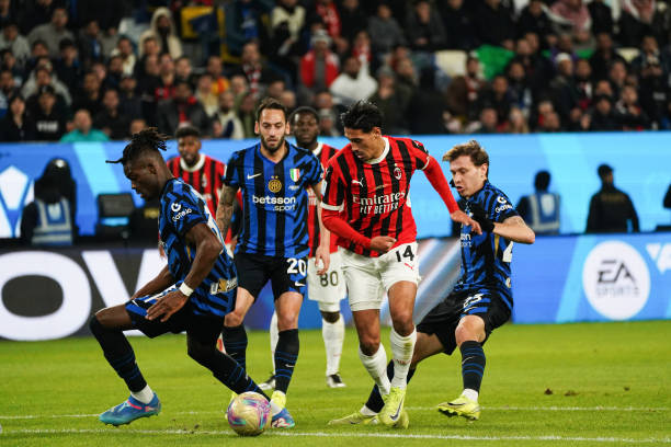 草台班子赞助商遥控小车突然失灵，姆总摊手不解帮忙“挪车”.